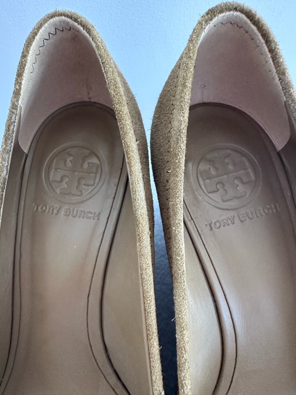 Tory Burch Tan Suede Logo Round-Toe Pumps - Picture 6 of 6